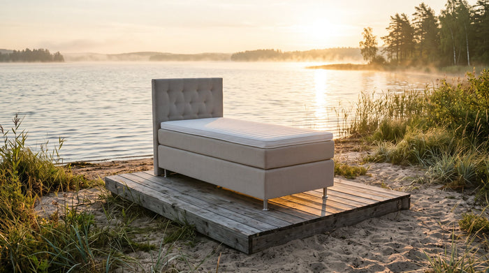 Bolmen-säng på sandstranden vid sjön Bolmen vid soluppgång